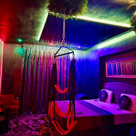 Love Room Бухарест Экстерьер фото
