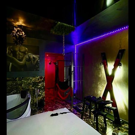 Love Room Бухарест Экстерьер фото