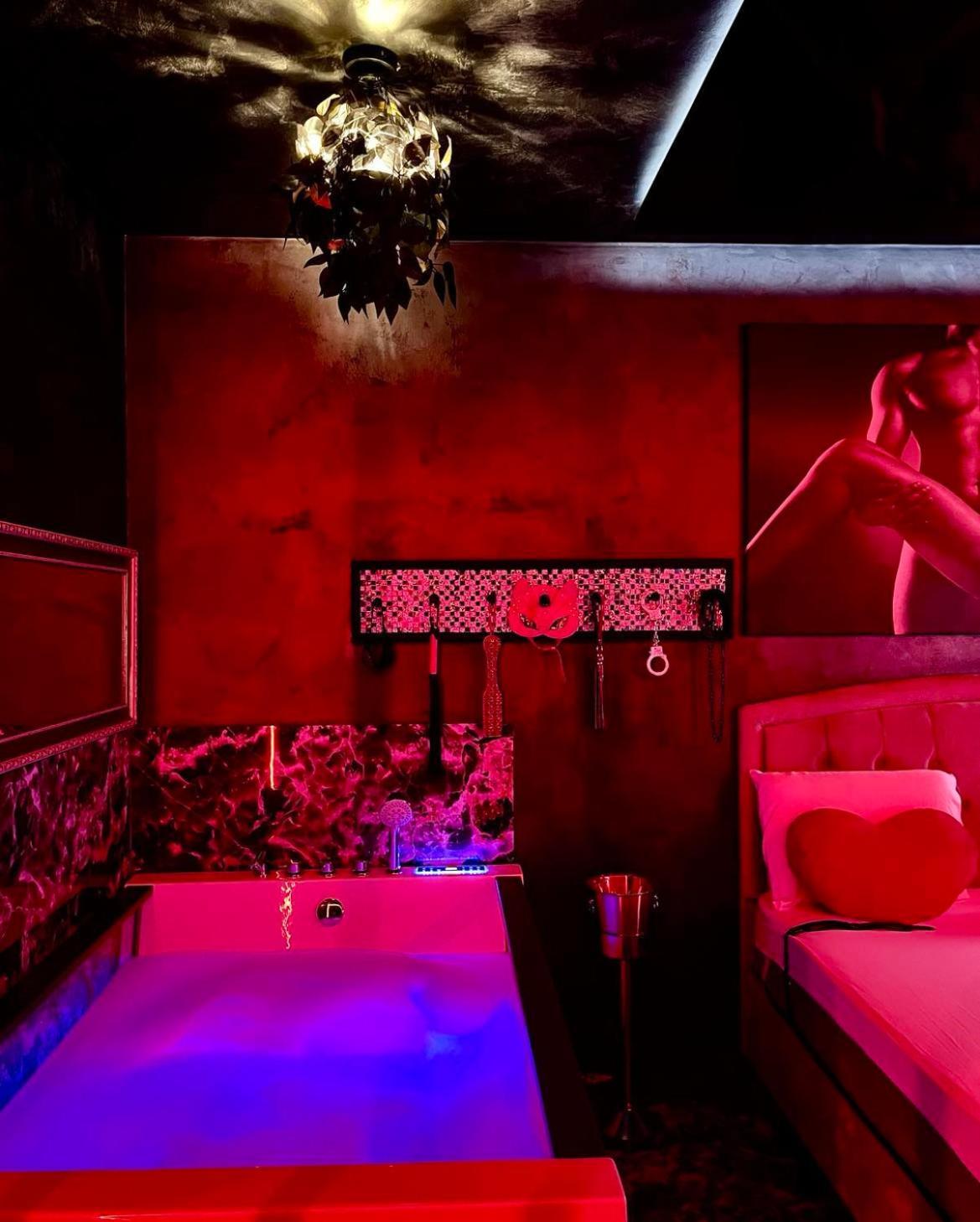 Love Room Бухарест Экстерьер фото
